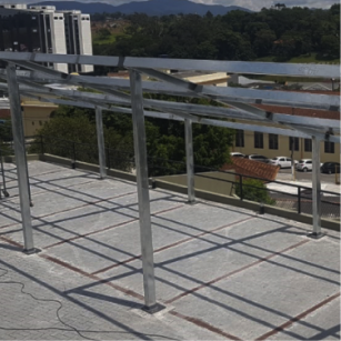 Estrutura metálica de cobertura montada sobre laje, com pilares e vigas de aço galvanizado
